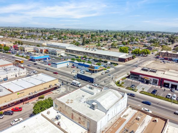 ±86,000 SF High Exposure Industrial Building on 2.42 Acres : 661 L St, Sanger, CA 93657